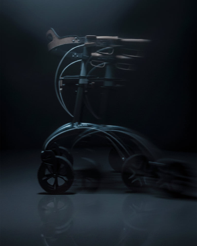 Ein SALJOL PRO Rollator im Halbdunkel, in der Bewegung verwischt